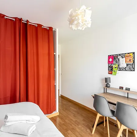 2 Bedroomed Le Crystal Apartment *