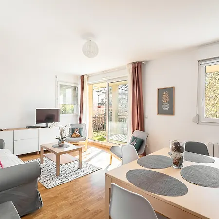2 Bedroomed Le Crystal Apartment *