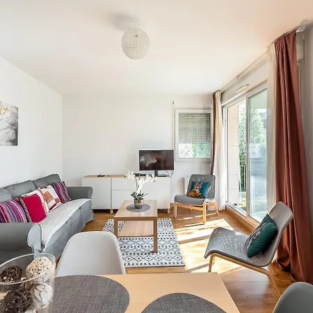 2 Bedroomed Le Crystal Apartment *