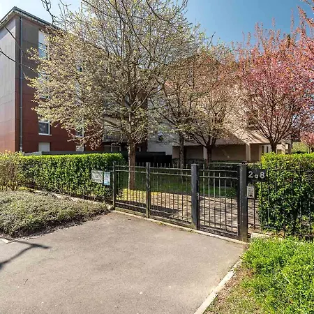 2 Bedroomed Le Crystal Apartman